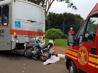 Pancada foi forte, que a traseira do ônibus ficou danificada. Motociclista morreu no local (Foto: Willian Leite)