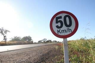 Velocidade máxima permitida na via é de 50 km/h (Foto: Saul Schramm)