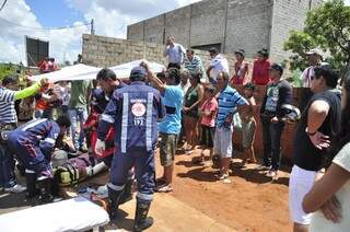 Jovem de 25 anos é socorrida por médicos e socorristas do Samu (Fotos: João Garrigó)