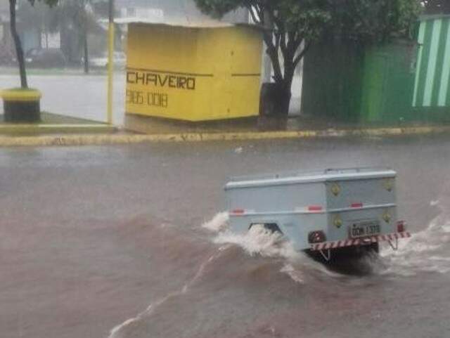 Chuva rápida causa pontos de alagamentos em regiões da Capital