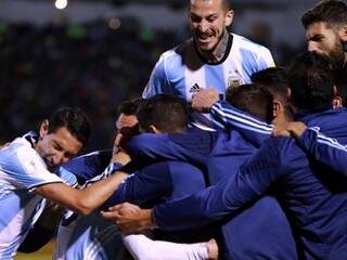 Argentinos comemoram classificação com três gols de Messi (Foto: Conmebol/Getty Images)