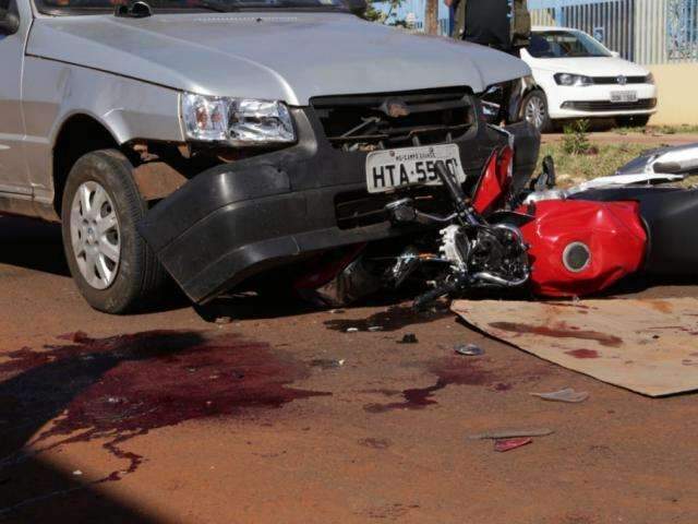 Motociclista perde controle ao empinar moto, invade contram&atilde;o e atinge Uno
