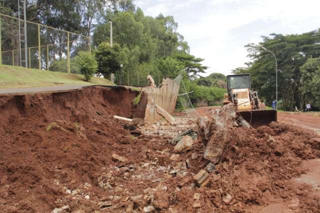 Trecho da Via Parque em &aacute;rea onde muro desabou &eacute; interditado