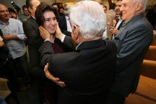 Simone Tebet recebendo cumprimento carinhoso do senador Pedro Simon (Foto: Marcelo Victor)