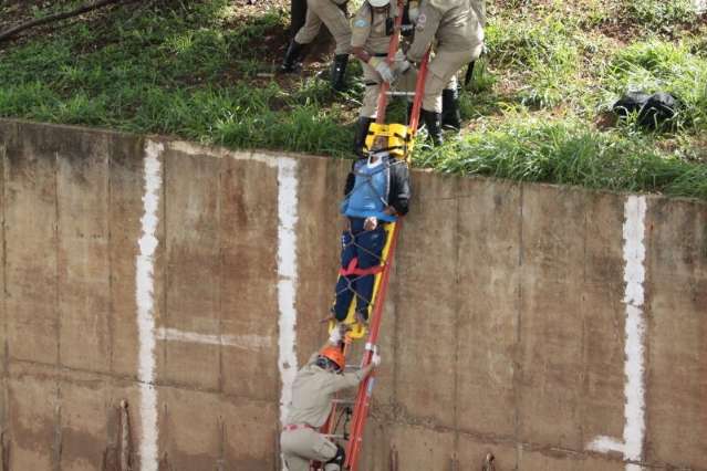 Ao descansar embaixo de &aacute;rvore, oper&aacute;rio se desequilibra e cai em rio