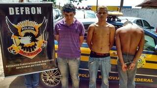 Lucas (de roxo), Rodrigo e o menor foram presos em ação da PRF e Defron (Foto: Sidney Bronka/94 FM)
