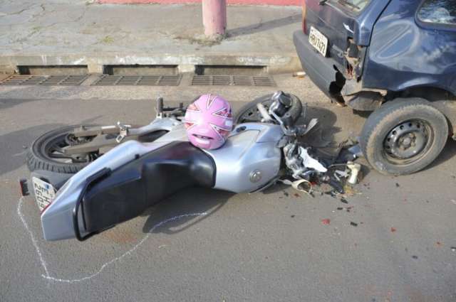 Moto bate em carro estacionado e mulher fica ferida ap&oacute;s cair