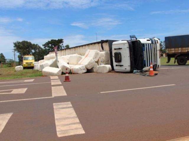 Carreta tomba na BR-267 e deixa tr&acirc;nsito parcialmente interditado 