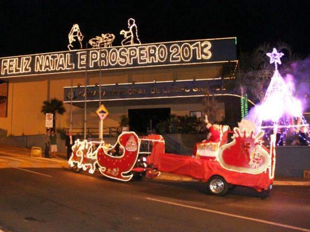 C&acirc;mara inaugura ilumina&ccedil;&atilde;o de Natal com fogos e chegada do Papai Noel