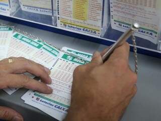 Apostador marcando os números da sorte. (Foto: Paulo Francis) 
