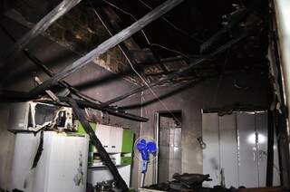Inc&ecirc;ndio destr&oacute;i casa no centro de Campo Grande e assusta moradores