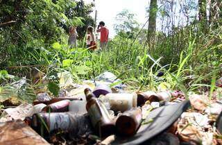 Lixo se espalha pelo mato em área de preservação ambiental. (Foto: Saul Schramm)