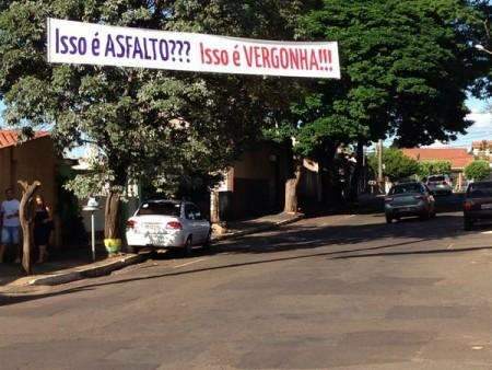 Cansados de remendos em asfalto, moradores protestam com faixa