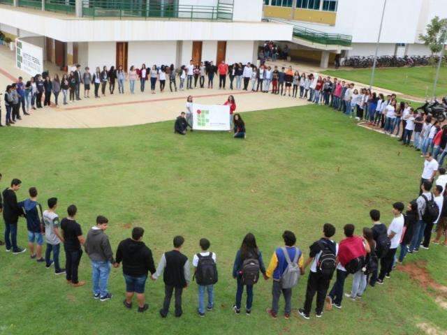 Estudantes do IFMS organizam caminhada e abraço coletivo em protestos