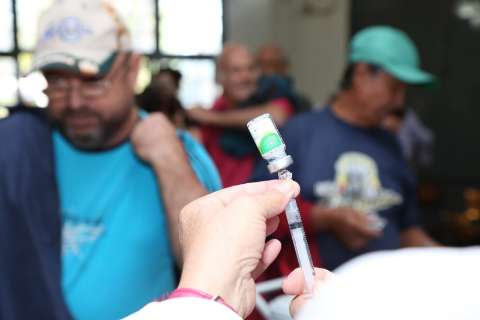 Sem doses extras, vacinação prioritária contra a gripe é mantida