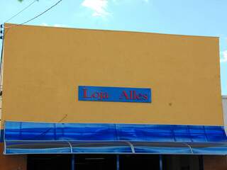 Estabelecimento na avenida Calógeras adere às mudanças, mas proprietários reclamam da diminuição do nome da loja. (Foto: Simão Nogueira)