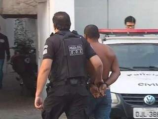 Homem preso em Araçatuba durante a Operação Homem de Ferro (Foto: Reprodução/TV TEM)