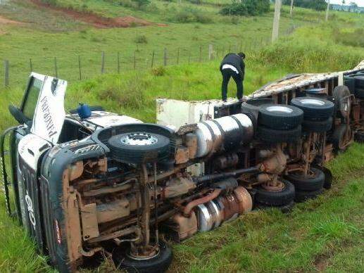 Motorista Perde Controle Da Dire O E Tomba Carreta Toneladas De