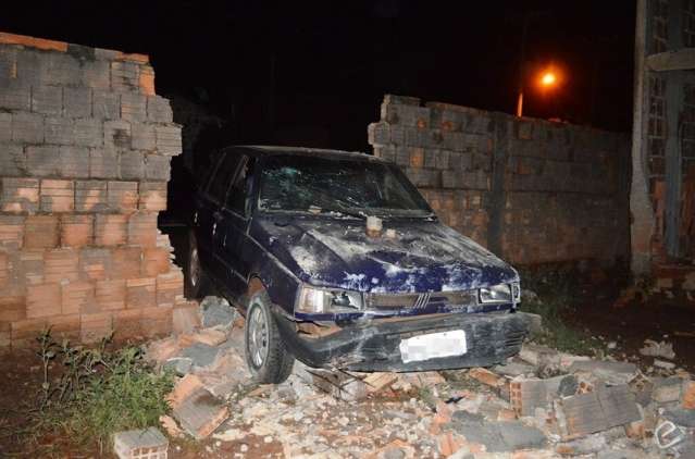 Homem embriagado colide ve&iacute;culo em muro de com&eacute;rcio e foge a p&eacute;