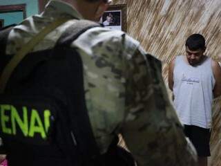 Agente da Senad tira foto de um dos suspeitos presos hoje de madrugada em Pedro Juan Caballero (Foto: Divulgação)