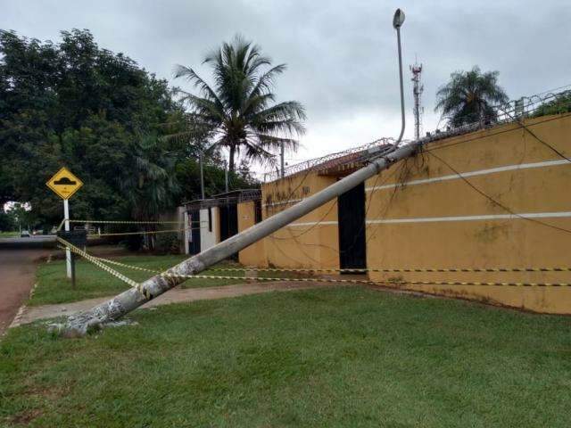 Em acidente, poste cai e deixa moradores presos dentro de casa