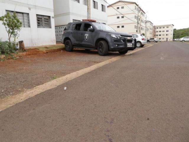Homem leva tiros no rosto e nas costas em condom&iacute;nio e atirador foge