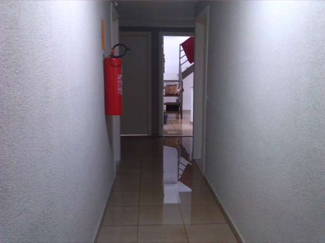 Teto de cobertura desaba, chuva inunda apartamento e fam&iacute;lia perde tudo