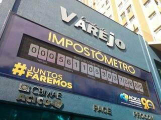 Impostômetro está localizado na rua 15 de Novembro, em frente a praça Ary Coelho. (Foto: Divulgação)