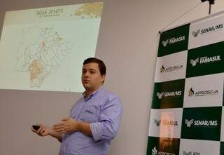 Consultor Lucas fala sobre cenário do setor para milho e soja. (Foto: Famasul)