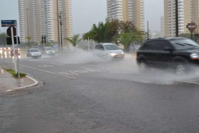 Caminh&atilde;o derruba fios e causa pane em sem&aacute;foros na Avenida Cear&aacute;