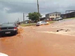 Carros em meio à água na Avenida Guaicurus, região sul de Campo Grande. (Foto: Reprodução vídeo).