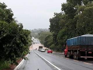 Congestionamento formado em trecho da BR-262 onde rio invadiu pista (Foto: Direto das Ruas)