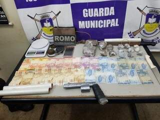 Irm&atilde;os s&atilde;o presos vendendo maconha em gin&aacute;sio de esportes