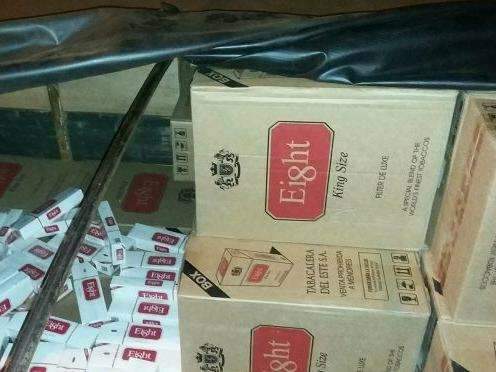 Pol&iacute;cia encontra 400 caixas de cigarros em caminh&atilde;o abandonado 