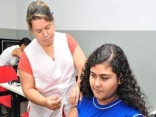 Primeira dose da vacina contra HPV foi aplicada em março deste ano, em Dourados. (Foto: divulgação/Prefeitura de Dourados) 