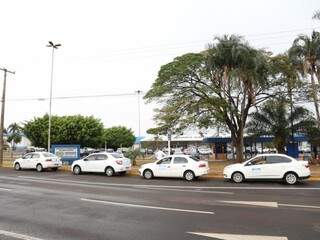 Taxistas foram removidos para ponto na Avenida Duque de Caxias (Foto: Paulo Francis)
