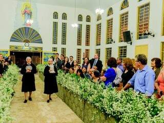 As tias de André, que são freiras, entraram como damas de honra. (Foto: Thiago Coelho)