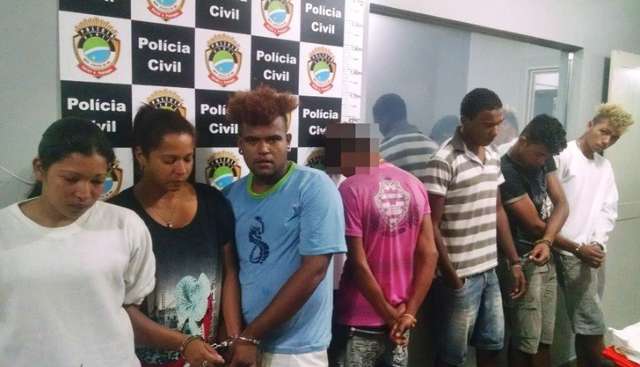Pol&iacute;cia encontra droga enterrada em quintal e prende seis pessoas