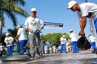 Voluntários limpam a praça da igreja Santo Antônio na manhã deste sábado (Foto: Marcos Ermínio)