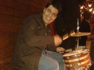 Músico morreu na madrugada deste domingo, na Santa Casa de Campo Grande. (Foto: Reprodução/Facebook)