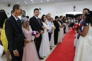 17 casais realizar o sonho do casamento religioso no último sábado (Foto: Janiely Silva)