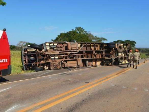 Roda se solta do eixo de caminh&atilde;o ba&uacute; que tomba na BR-359