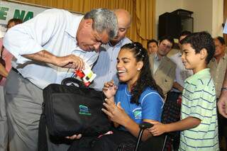 Governador André Puccinelli começou a entrega de notebooks e kits escolares na semana passada (foto: Tâmna Waqued)
