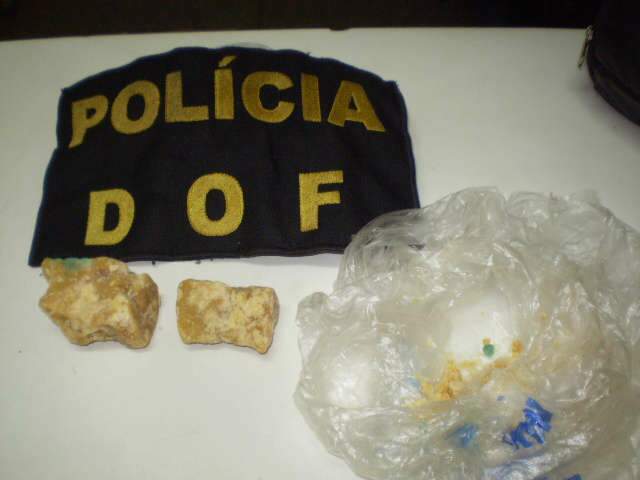  Passageiro de &ocirc;nibus &eacute; preso com crack que levaria para Sidrol&acirc;ndia