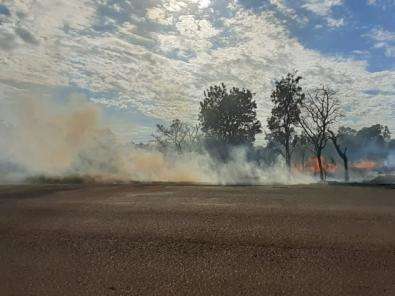 Fumaça de incêndio em vegetação cobre Avenida Gury Marques