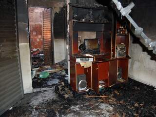 Família perde móveis e eletrodomésticos em incêndio causado por vela. (Foto: Simão Nogueira) 