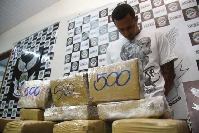 Tatuador &eacute; preso acusado de vender drogas para voltar a Minas Gerais