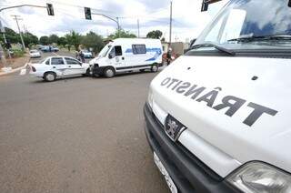 Após colisão, PM E e agentes de trânsito interditaram o   cruzamento (Foto: Alcides Neto)