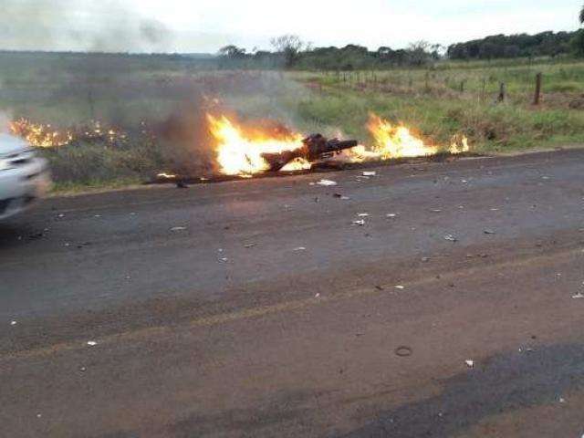 Moto pega fogo ao ser atingida por ve&iacute;culo em bloqueio de ind&iacute;genas na MS-289