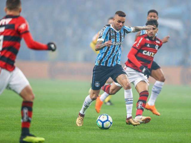 Gr&ecirc;mio sai na frente mas Flamengo alcan&ccedil;a 1 a 1 nos momentos finais